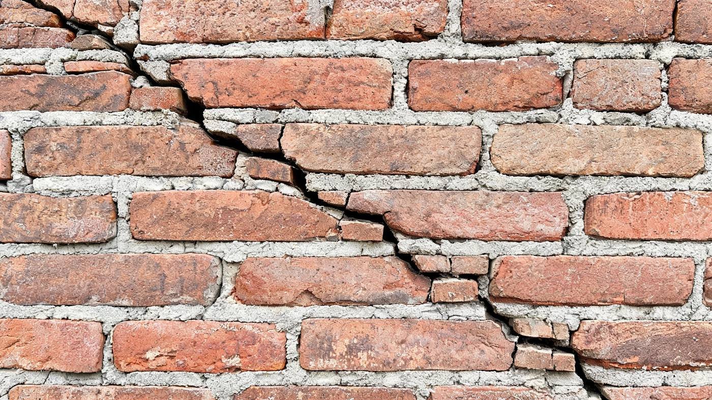 Treppenförmiger Riss in einer Ziegelwand