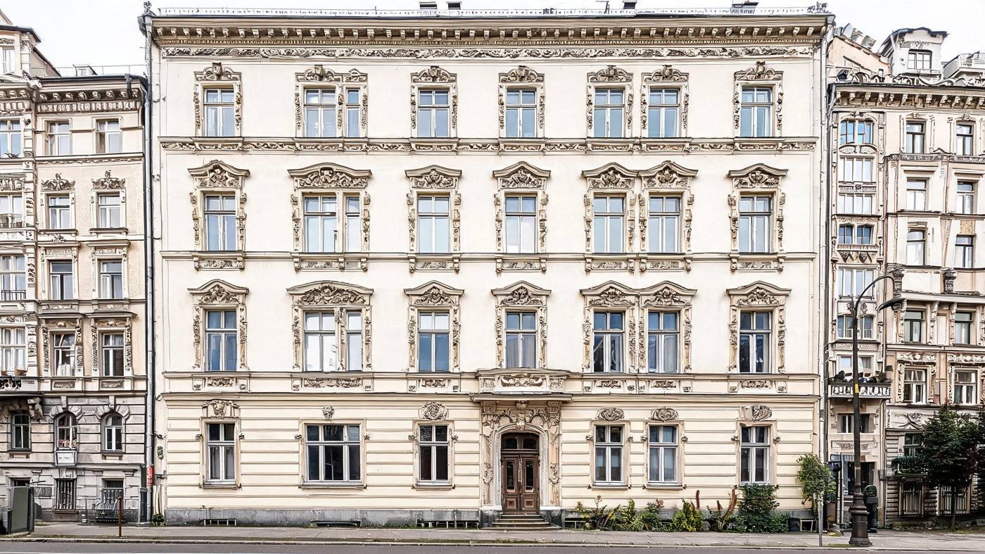 Gründerzeithaus mit Sandsteingewänden und Putzfassade